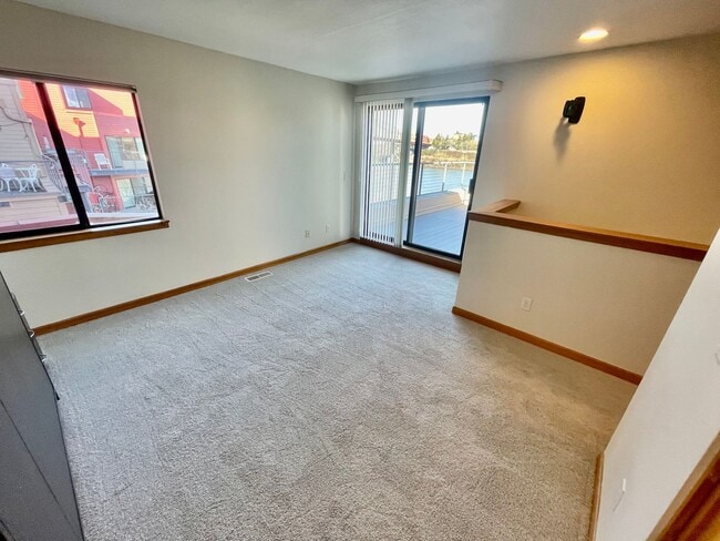 Building Photo - Top-Floor Riverfront Living with Broadway Bridge Views | 2 Bed + 2 Bath + Parking