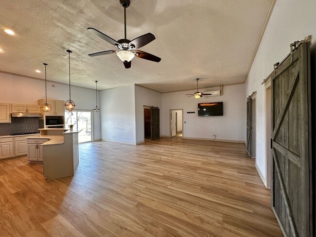 Building Photo - Barndominium in the Country!