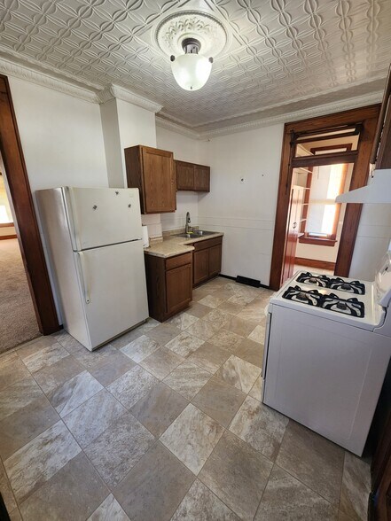 Spacious Eat-In Kitchen with Gas Cooking - 2548 Jackson St
