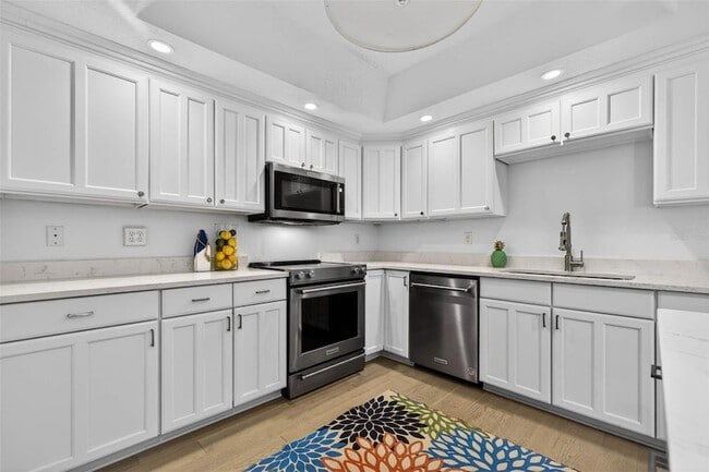 Building Photo - 922 N Shore Dr NE