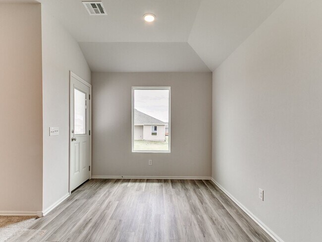 Building Photo - 928 S Bear Ln