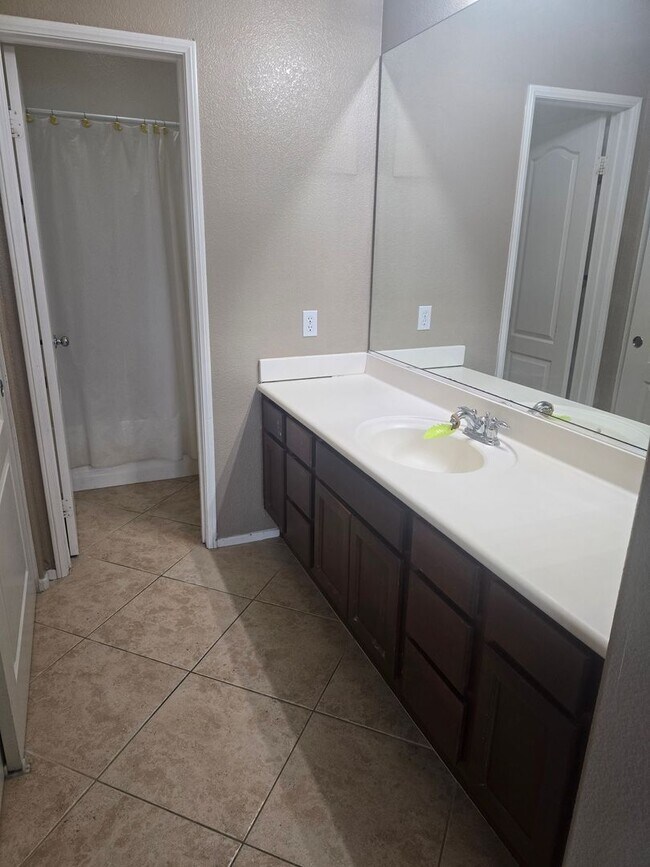 Building Photo - Large 2 Bed 2 Bath Condo in Chula Vista