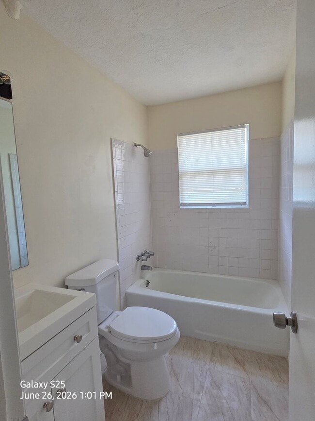 Building Photo - Cute Rental Home on Dead End Street w/large yard