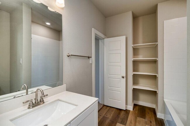 Building Photo - 715 Harvest Moon Dr