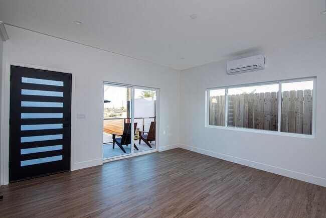 Building Photo - Live Oak 31-35