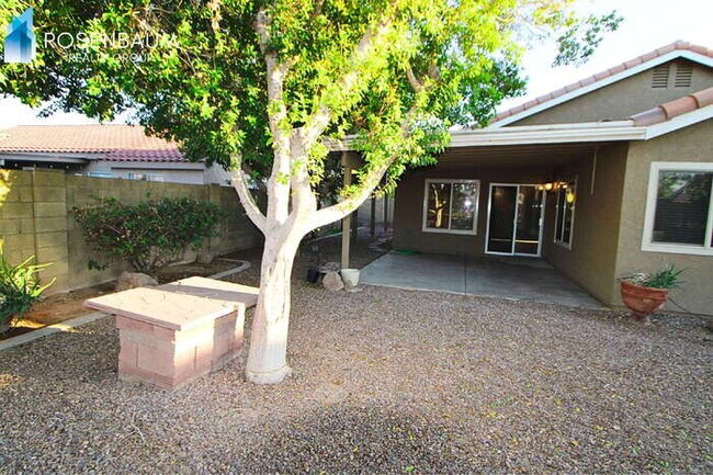 Building Photo - Gorgeous 4-bedrooms, 2-baths home with den in Peoria!