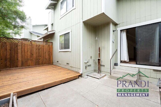 Building Photo - 25 Cedarwood Ln