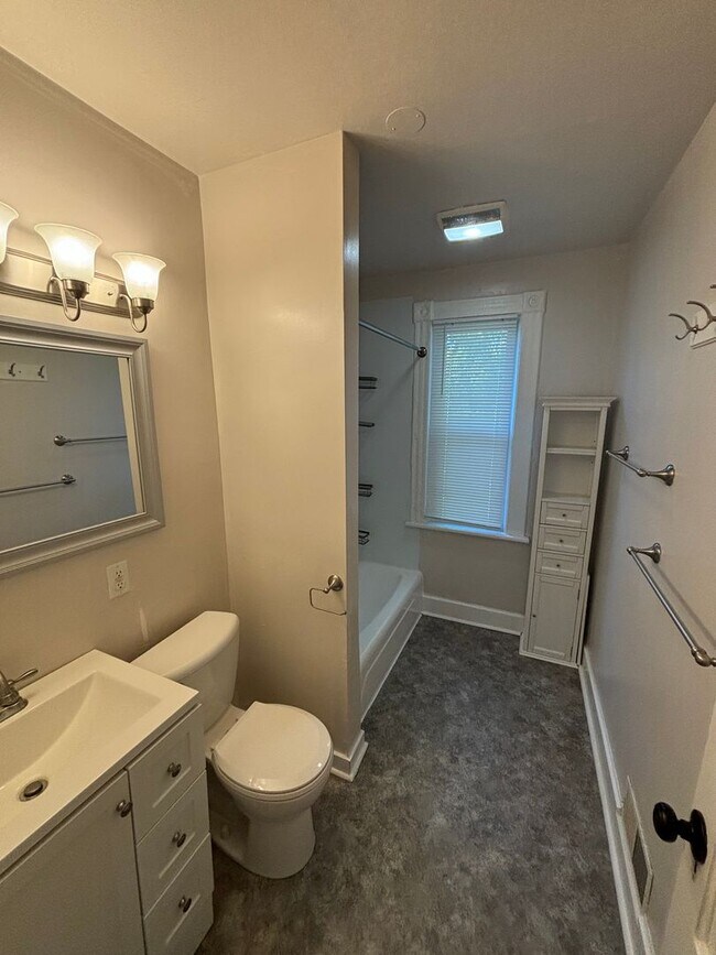 Building Photo - 916 E Lyon St