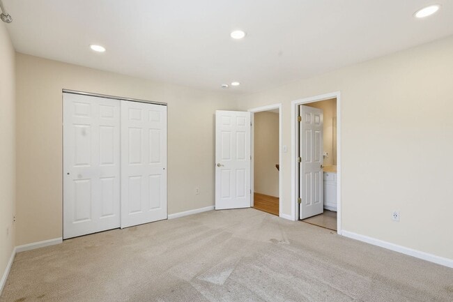 Building Photo - Unbeatable location near Lake Ridge Park and Marina, offering boating, fishing, wildlife and bird...