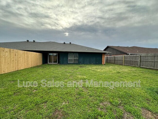 Building Photo - 813 N Eagle Ln