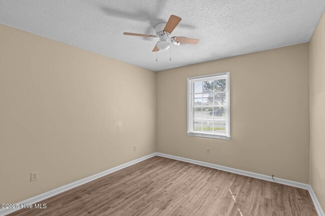 Building Photo - 141 Pine Crest Dr