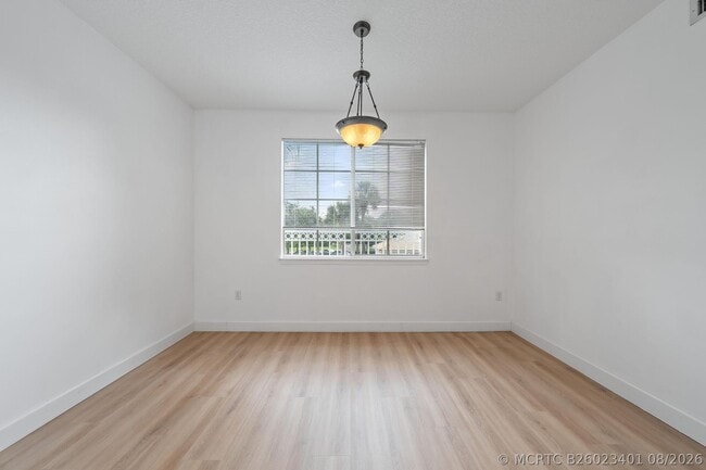 Building Photo - 1201 Myrtlewood Cir E