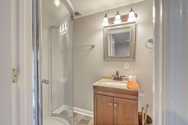 Building Photo - Renovated Home in the Heart of West Ashley!