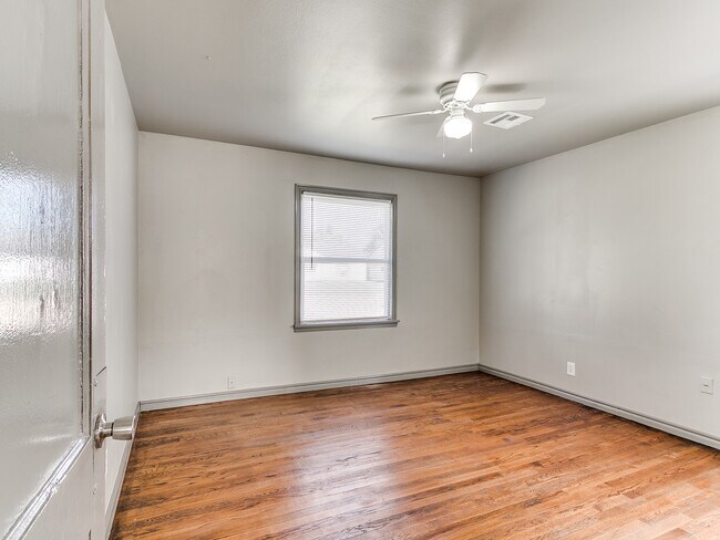 Building Photo - 302 Russell Dr