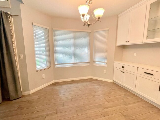 Building Photo - Updated 3 Bedroom Summerset Ct Home!
