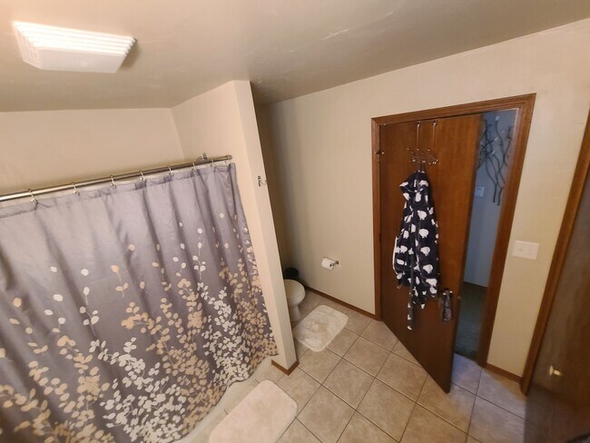 Building Photo - 1 Bed, 1 Bath 930 Sq Ft 2nd Floor