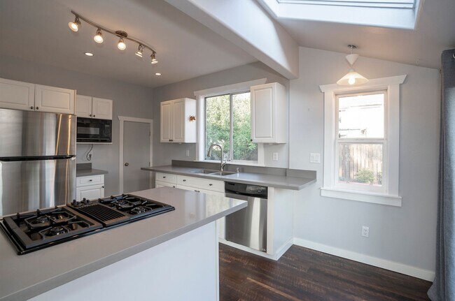 Building Photo - North End Tacoma Three Bed Craftsman