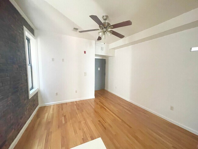 Building Photo - 163 Baldwin Ave