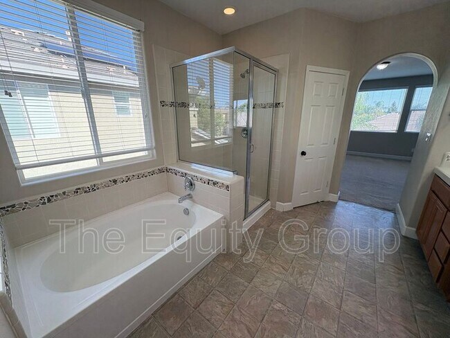 Building Photo - 3116 W Buena Vista Ave