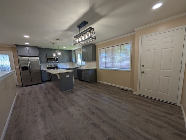 Building Photo - 3 bedroom 2 bath Pet-Friendly House with Amazing Backyard!