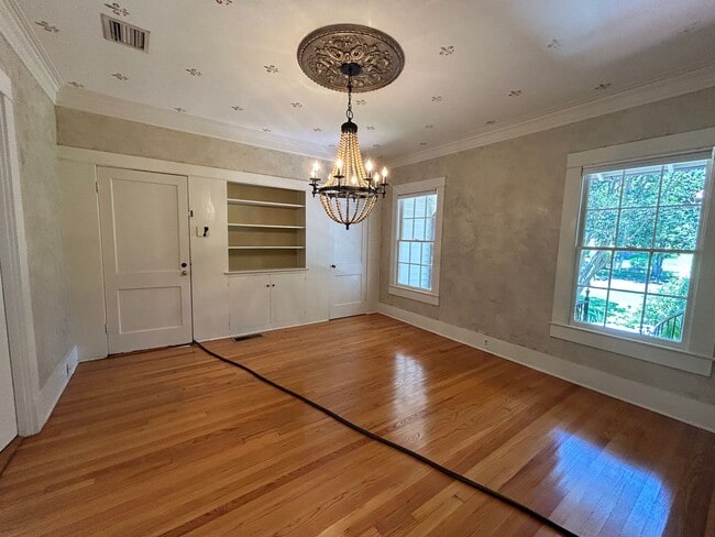 Building Photo - Gorgeous South Highlands 3 Bedroom Home