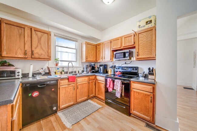 Building Photo - Ultimate 6-Bedroom House with Amazing Front Porch!