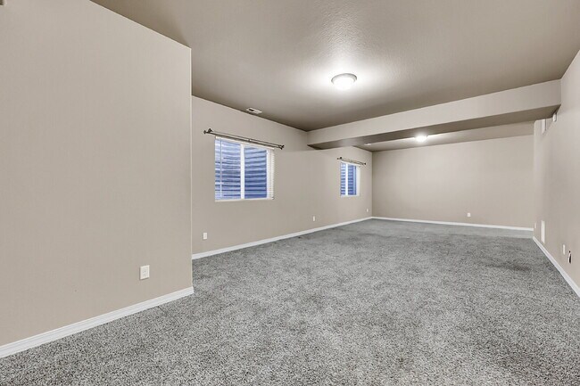 Building Photo - $2,940.95, $300.00 off the first month's rent, 6 Bedrooms, 3 Bathrooms, Single Family Home in Col...
