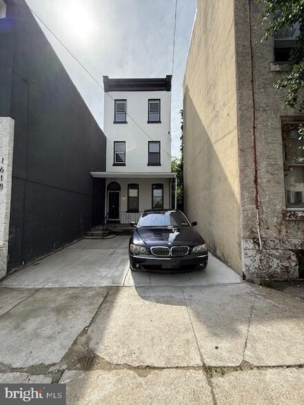 Off st Parking - 1620 N 26th St