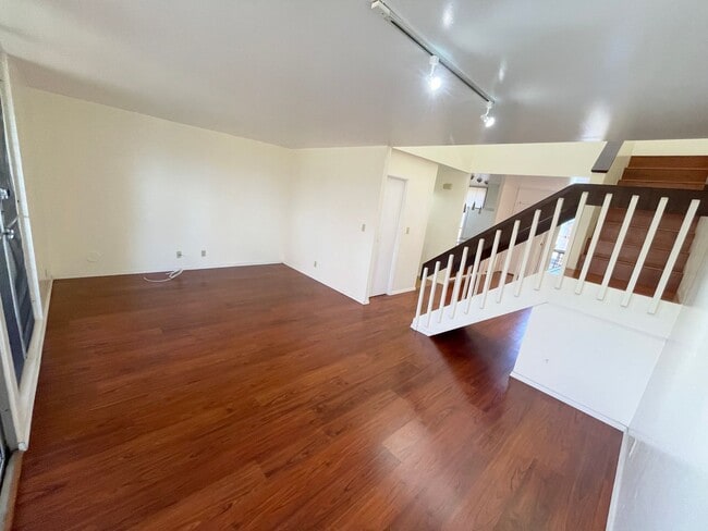 Building Photo - Well Maintained 3 Bed, 2.5 Bath Townhome i...
