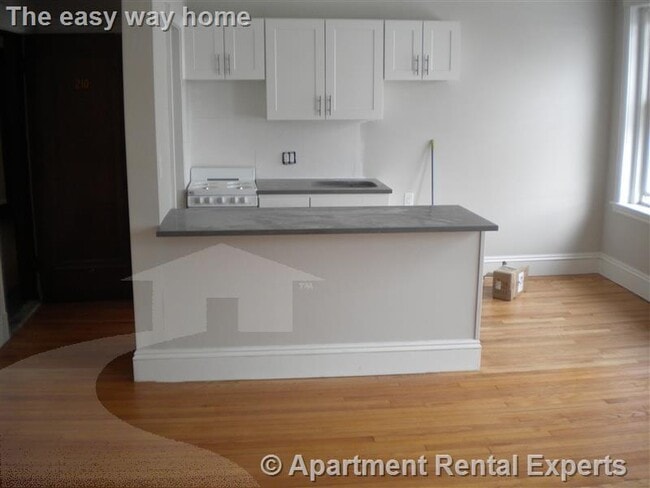 Building Photo - 170 Maple St