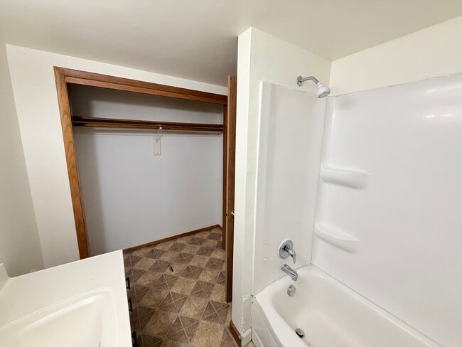 Building Photo - 1406