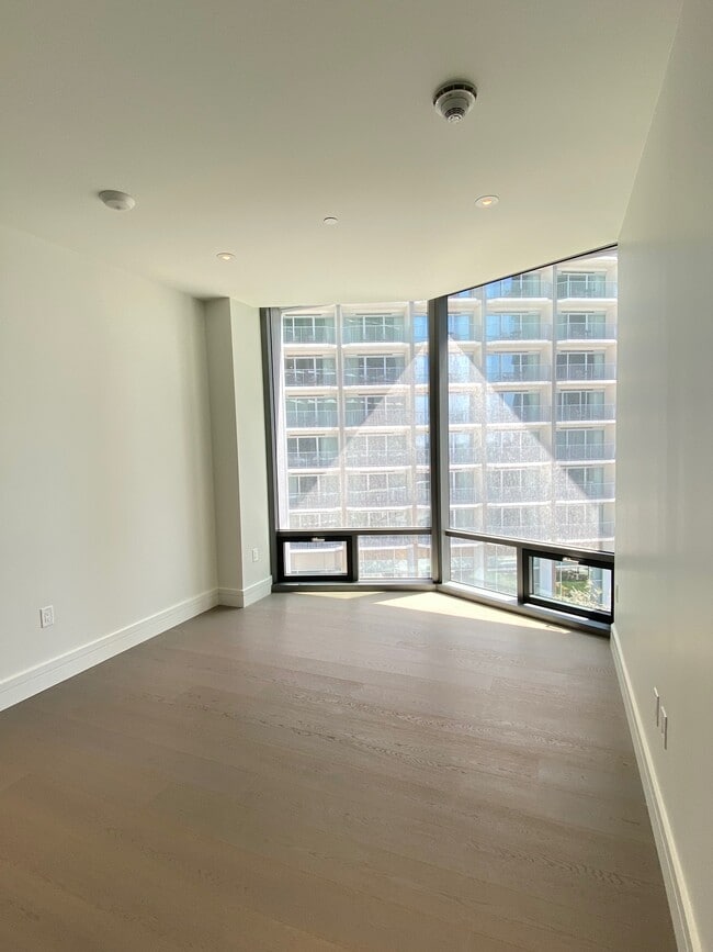 Building Photo - 2025 Avenue of the Stars