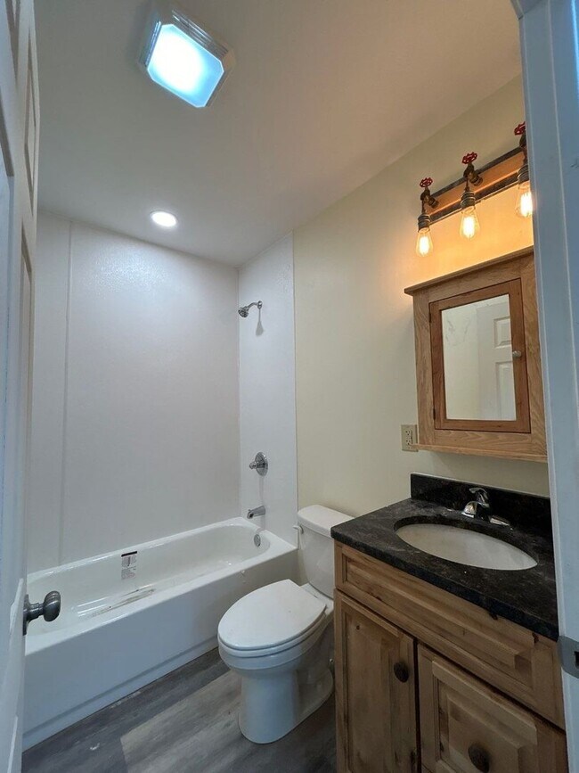Building Photo - Charming 2-bedroom 1 bath home