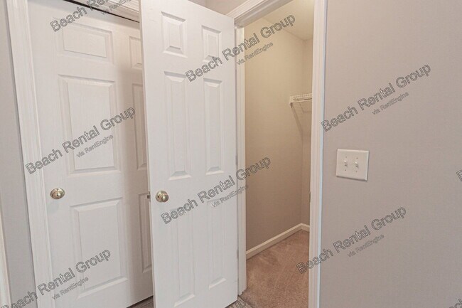 Building Photo - 4850 Meadowsweet Dr