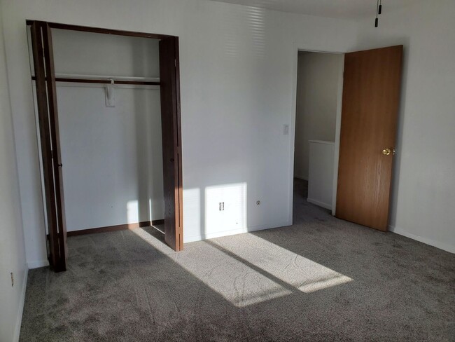 Building Photo - Townhome (end unit) with 2 bedrooms, 1.5 bath