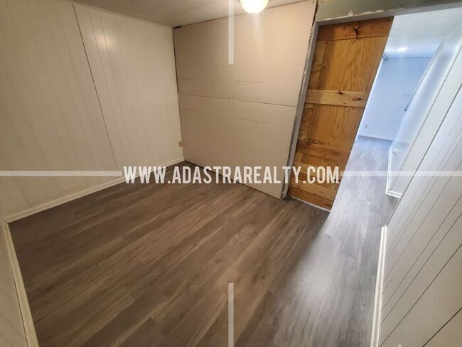 Building Photo - Very Nice Overland Park Duplex-Available NOW!!