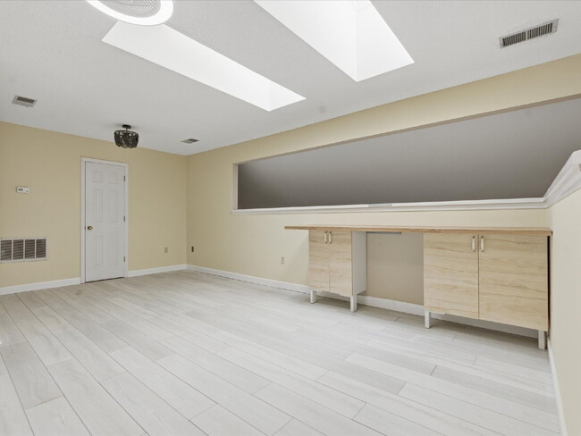Building Photo - 9437 Fairmead Dr