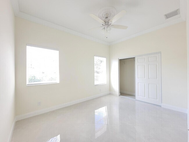 Building Photo - 4649 Lillian Ave