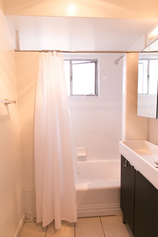 Building Photo - Charming 1br/1ba with Mid Century Touches in Ocean Beach/Point Loma
