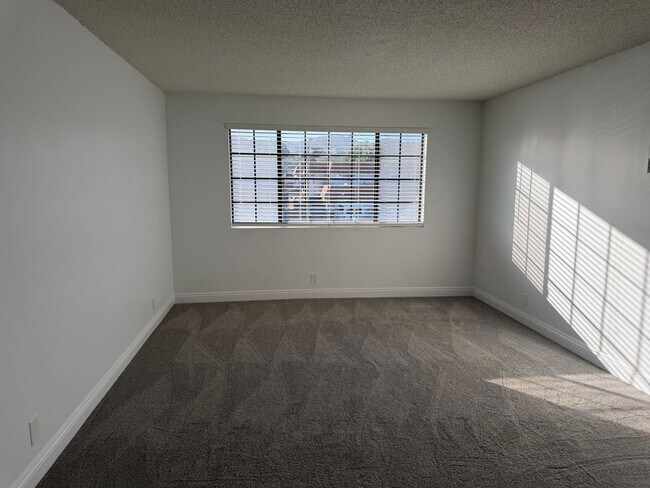 Building Photo - Two Story home - Three bedrooms, 2.5 baths near school and shopping