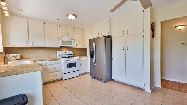 Building Photo - 4 Bedroom 2 Bath Level Entry Home