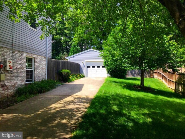 Building Photo - 1114 Ellingwood Dr