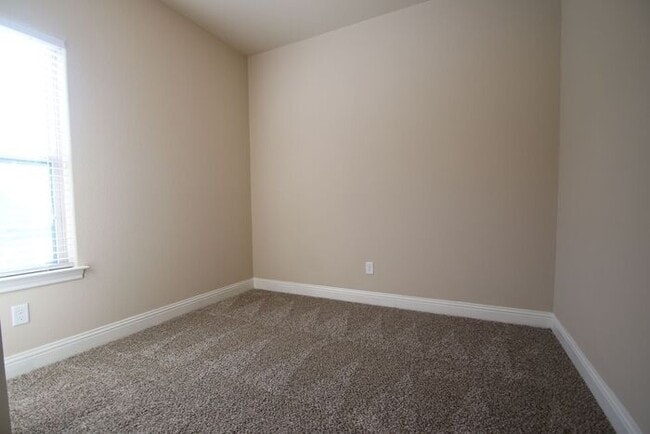 Building Photo - Beautifully Upgraded 3/2 Duplex w/ Garage & Fenced Yard | Off Camp Bowie!