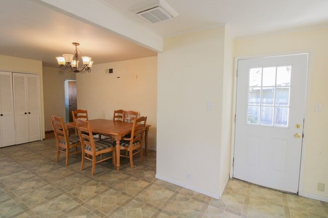 Building Photo - 4 Bedroom House with Large Backyard Near Cal Poly