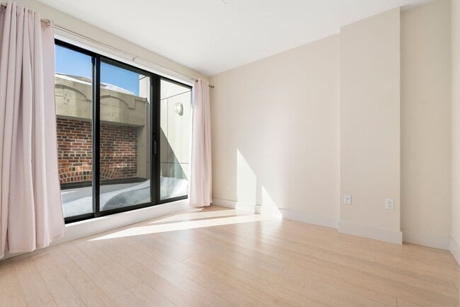 Building Photo - 121 Portland St