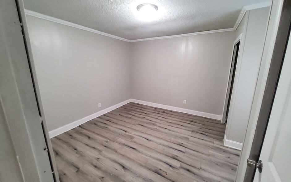 Building Photo - Welcome to our charming 3 bedroom, 1 bathr...