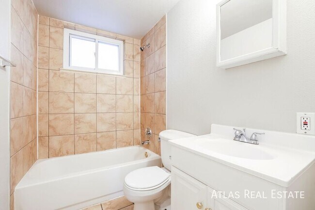 Building Photo - 2716 Grove St