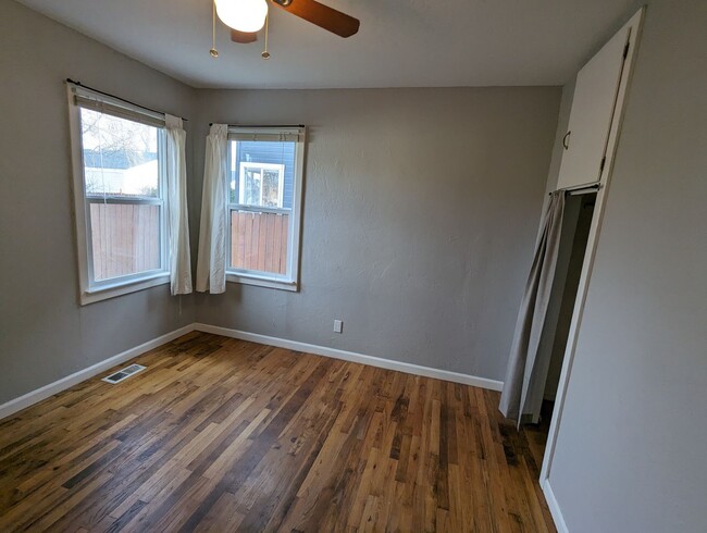 Building Photo - Cozy 2 Bedroom Cottage w/ Close Access to ...