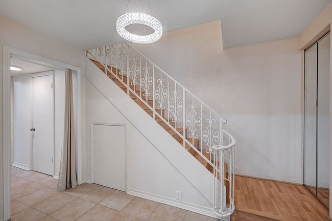 Building Photo - Beautiful 2 Bedroom Townhome in Guard-Gated Community – Prime Location!