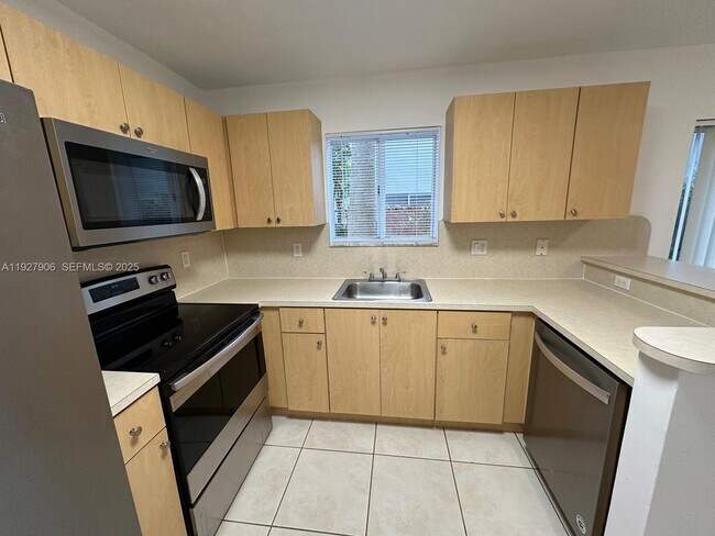 Building Photo - 2911 SE 13th Rd